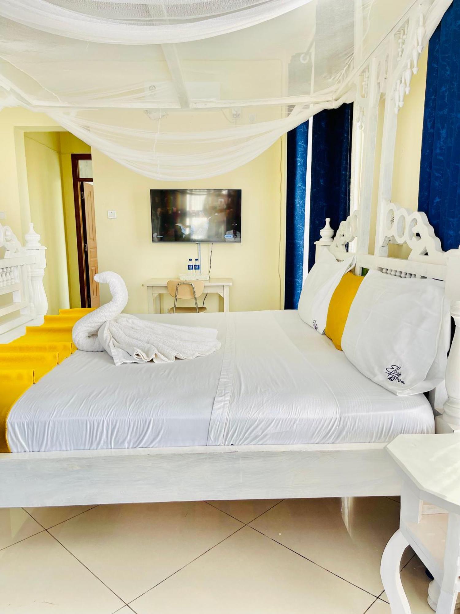 Elna'S Nyali - Work & Unwind - Pool, Sea Views, Ac & Fast Wi-Fi Bed & Breakfast Mombasa Ngoại thất bức ảnh