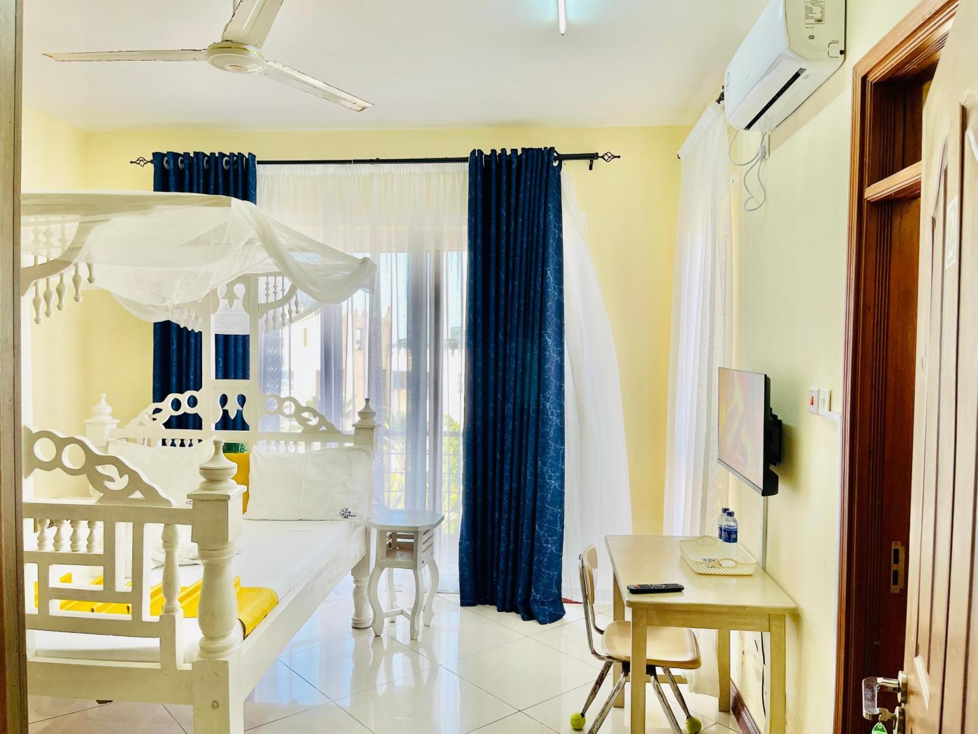 Elna'S Nyali - Work & Unwind - Pool, Sea Views, Ac & Fast Wi-Fi Bed & Breakfast Mombasa Ngoại thất bức ảnh