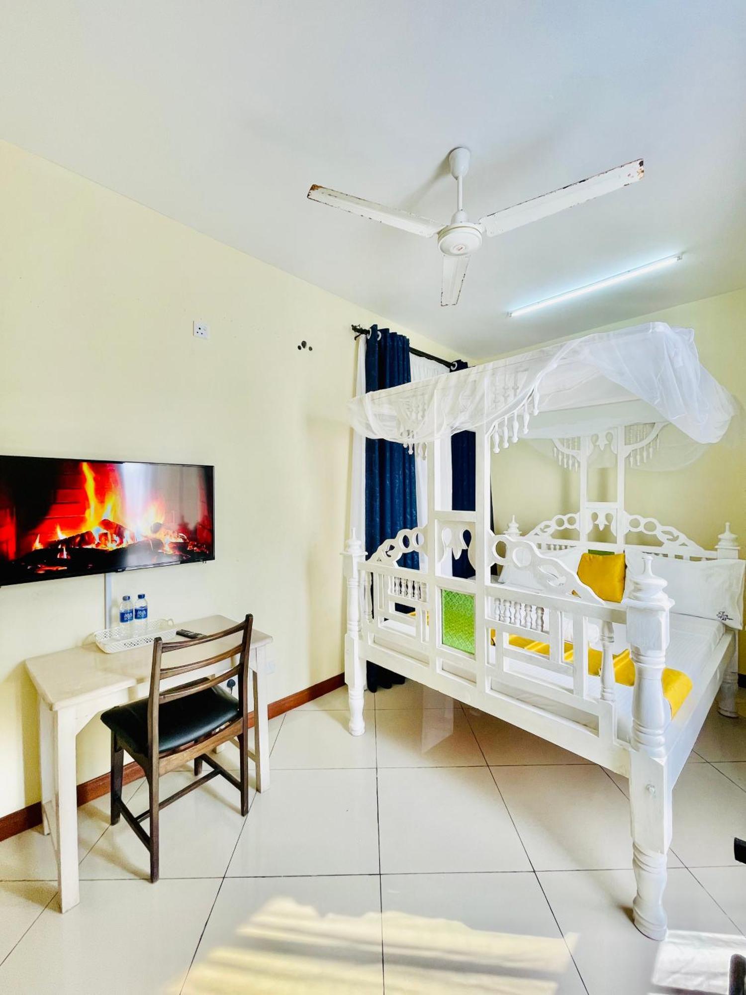 Elna'S Nyali - Work & Unwind - Pool, Sea Views, Ac & Fast Wi-Fi Bed & Breakfast Mombasa Ngoại thất bức ảnh