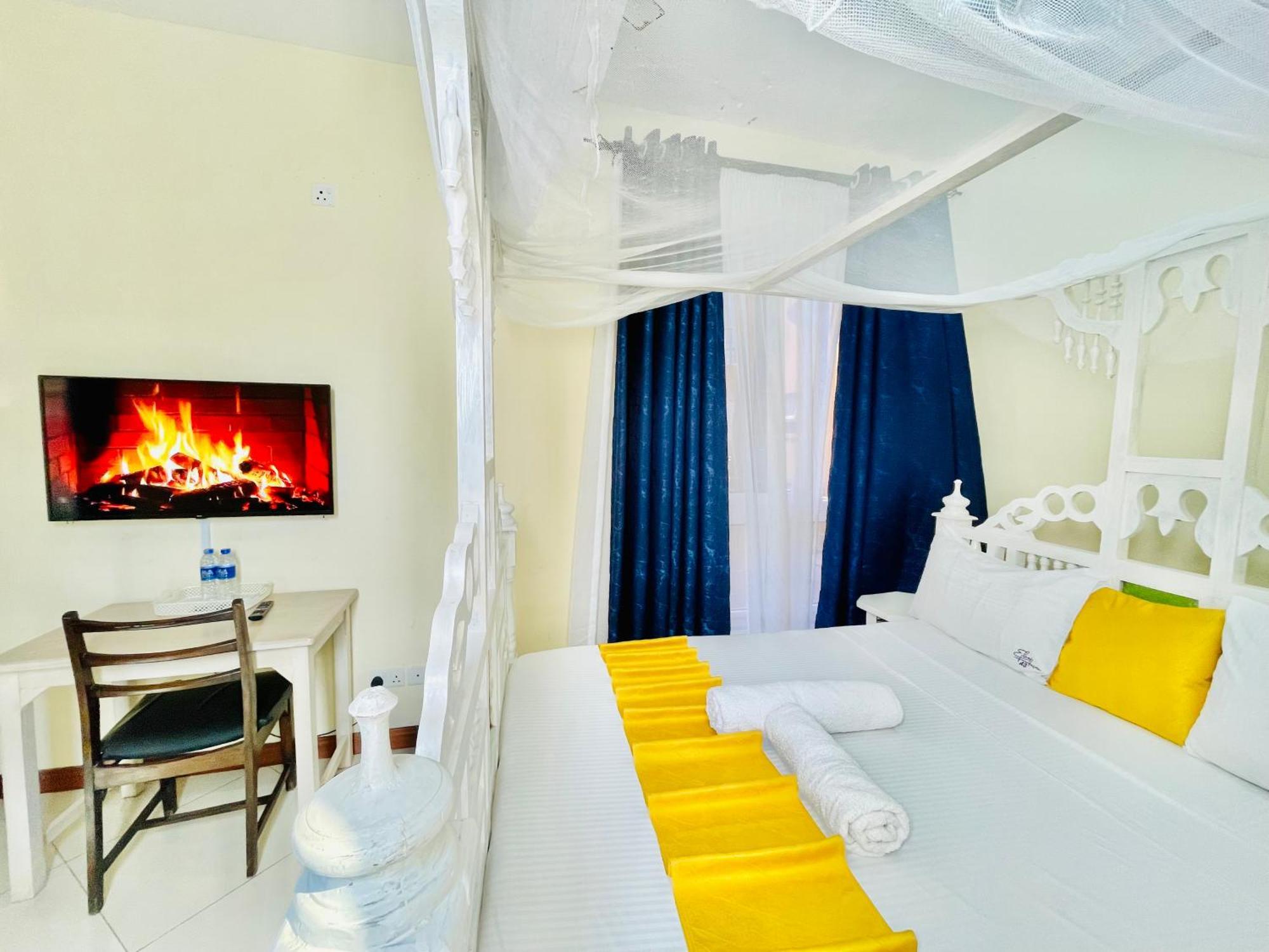 Elna'S Nyali - Work & Unwind - Pool, Sea Views, Ac & Fast Wi-Fi Bed & Breakfast Mombasa Ngoại thất bức ảnh