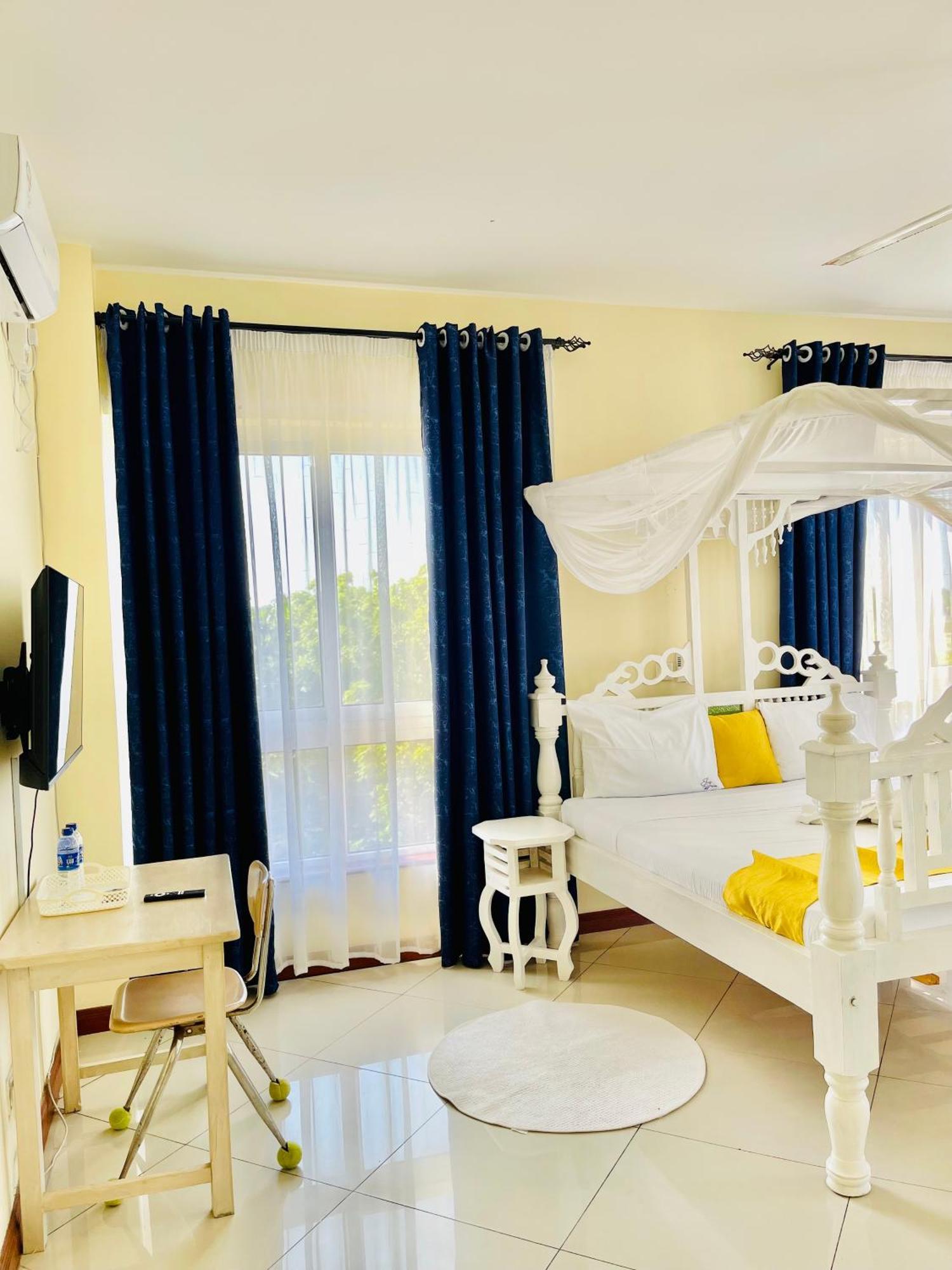 Elna'S Nyali - Work & Unwind - Pool, Sea Views, Ac & Fast Wi-Fi Bed & Breakfast Mombasa Ngoại thất bức ảnh