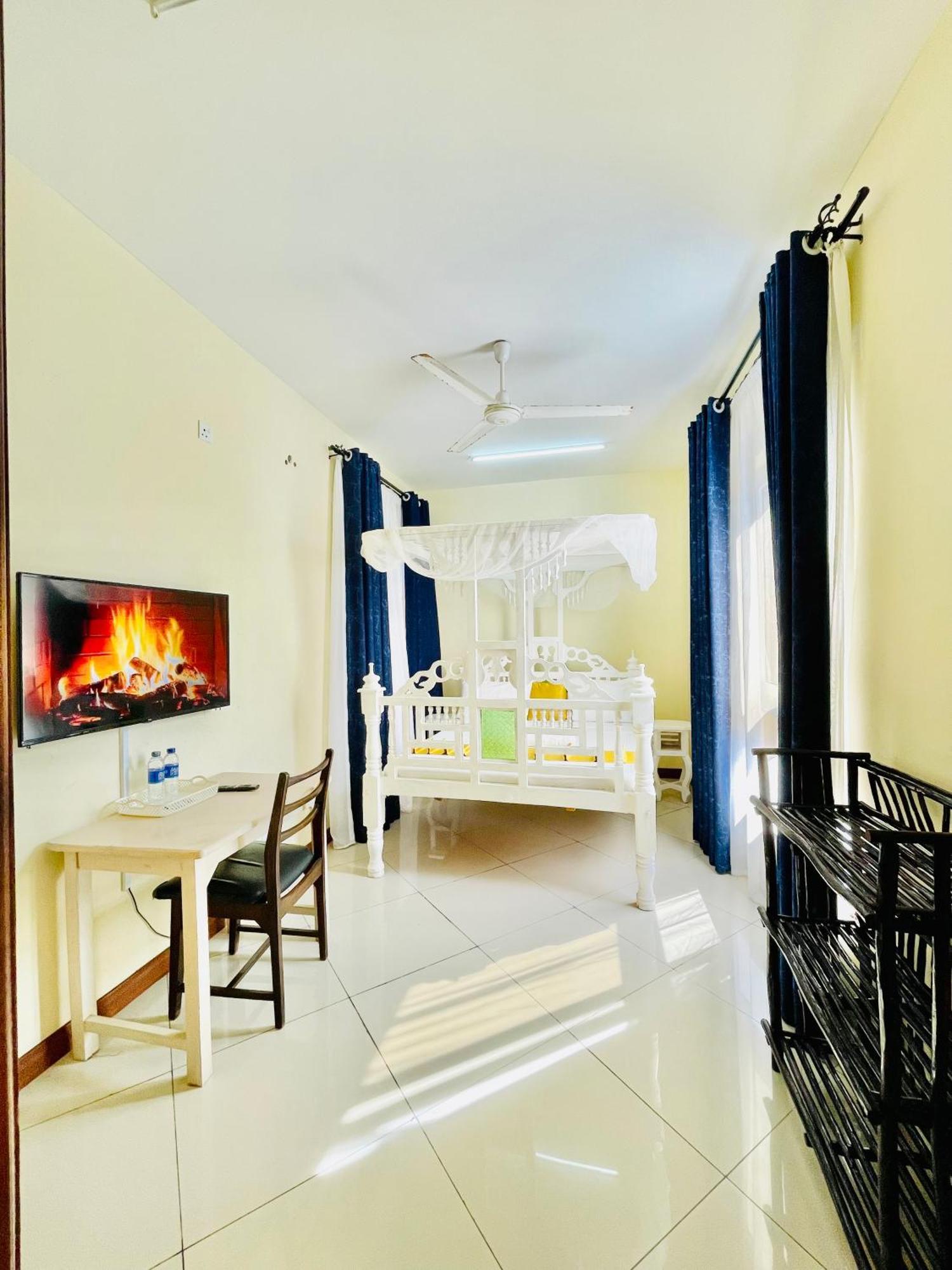 Elna'S Nyali - Work & Unwind - Pool, Sea Views, Ac & Fast Wi-Fi Bed & Breakfast Mombasa Ngoại thất bức ảnh