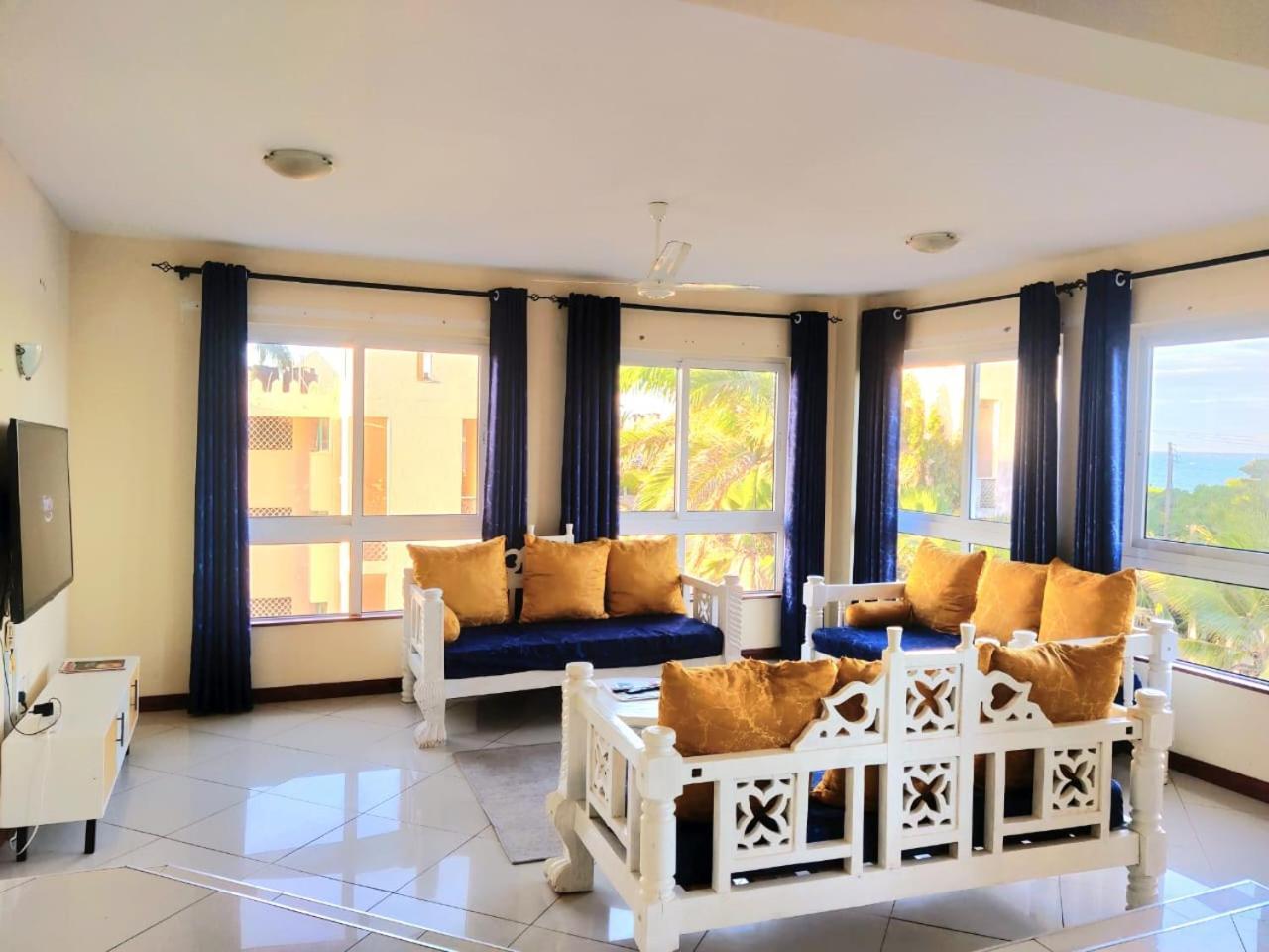 Elna'S Nyali - Work & Unwind - Pool, Sea Views, Ac & Fast Wi-Fi Bed & Breakfast Mombasa Ngoại thất bức ảnh
