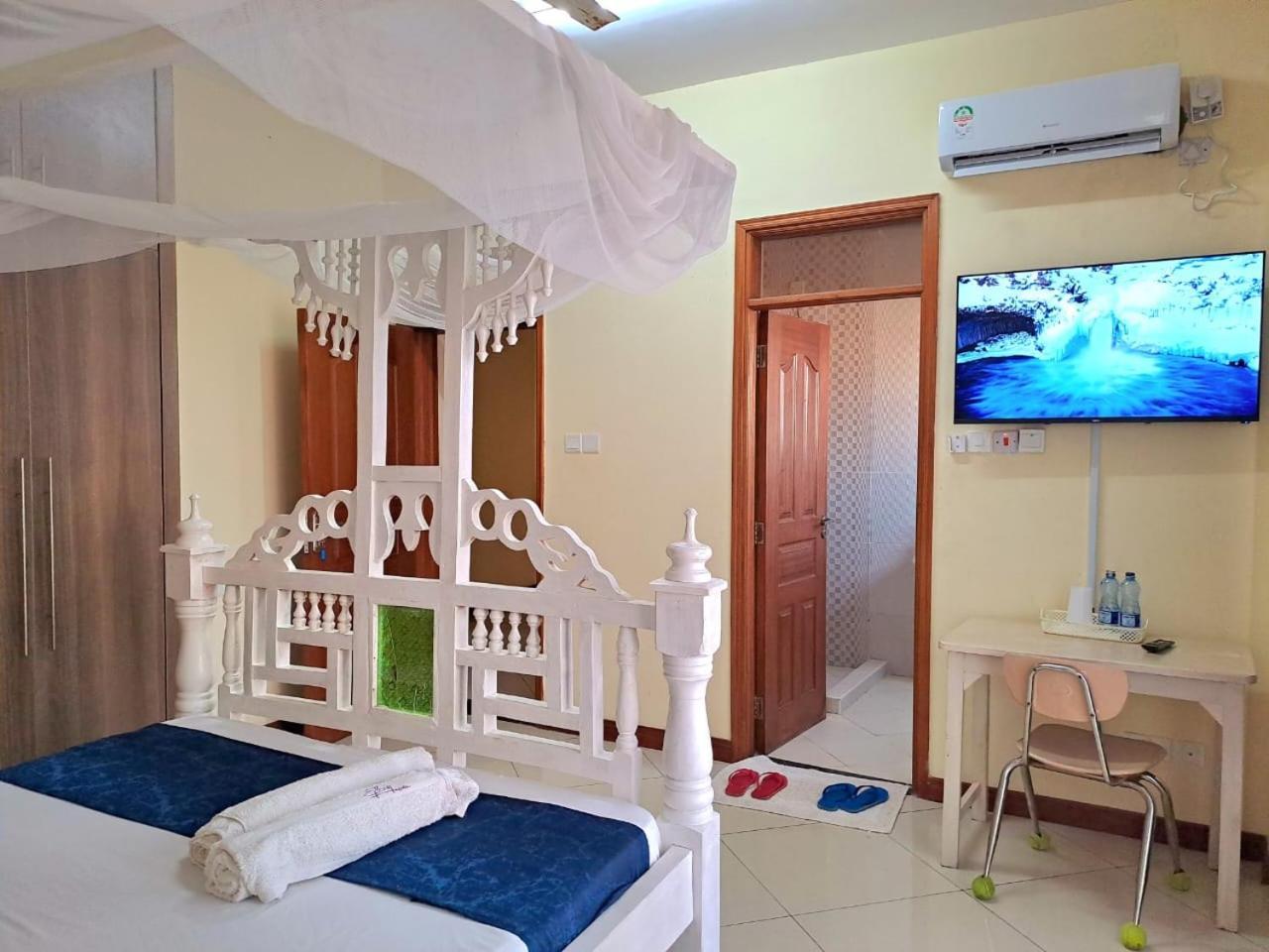Elna'S Nyali - Work & Unwind - Pool, Sea Views, Ac & Fast Wi-Fi Bed & Breakfast Mombasa Ngoại thất bức ảnh